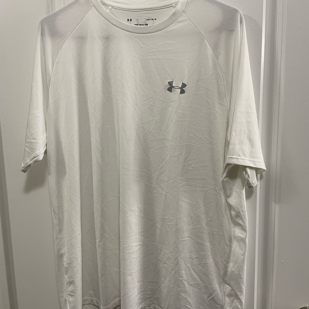 Men’s large UA tee